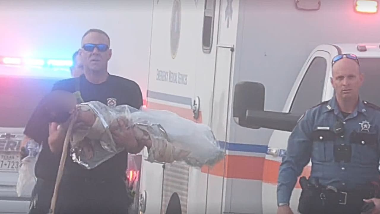 El saldo confirmado es de seis
<b> personas fallecidas</b>, entre ellas el menor
<b>Federico Efraín Ramírez Cruz</b>, quien era el paciente trasladado,y el médico Juan Alfonso Adame González. Dos mujeres, una enfermera y una acompañante, sobrevivieron al accidente.
<br>