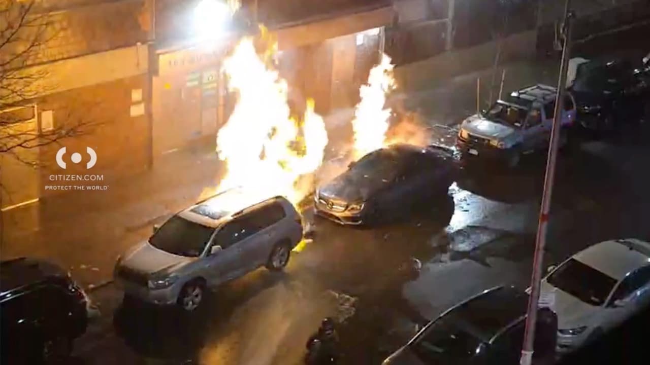 Incendio en transformador subterráneo provoca la explosión de dos registros en Brooklyn