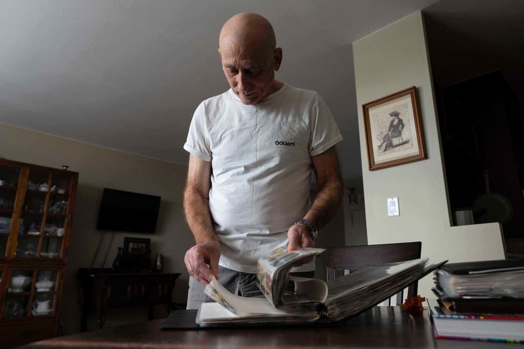 3️⃣ Precisamente, Lev Radin ha contado que
<b>en el 1994</b>, cuando el sistema de pago para entrar y usar el 'subway' de Nueva York cambió, comenzó a coleccionar las MetroCard. Y con el paso de los años, las pocas que le faltaban, las ha conseguido a través de coleccionistas
<b>en Gran Bretaña y Austria,</b> entre otros países.