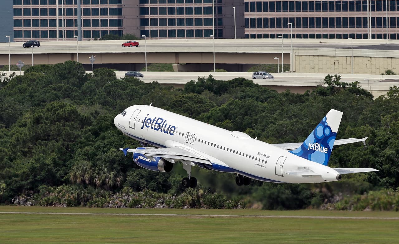 Aeropuerto de Newark suspende momentáneamente operaciones por avión de JetBlue que aterrizó de emergencia por humo