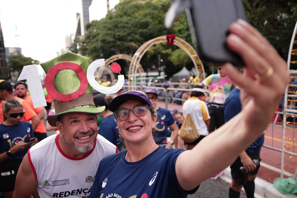 Horas previas a la celebración de Año Nuevo en Brasil celebran la tradicional carrera de Sao Silvestre celebrada en Nochevieja en Sao Paulo.
<br>
<br>Los festejos más grandes se llevarán a cabo en la playa brasileña de Copacabana la que verá la mayor fiesta de Año Nuevo del planeta con la llegada prevista de 2,5 millones de personas.
<br>
<br>El evento contará con conciertos en tres escenarios, encabezados por el legendario Gilberto Gil, y un show con 1,200 drones, además del tradicional espectáculo de pirotecnia.
<br>
<br>
<br>