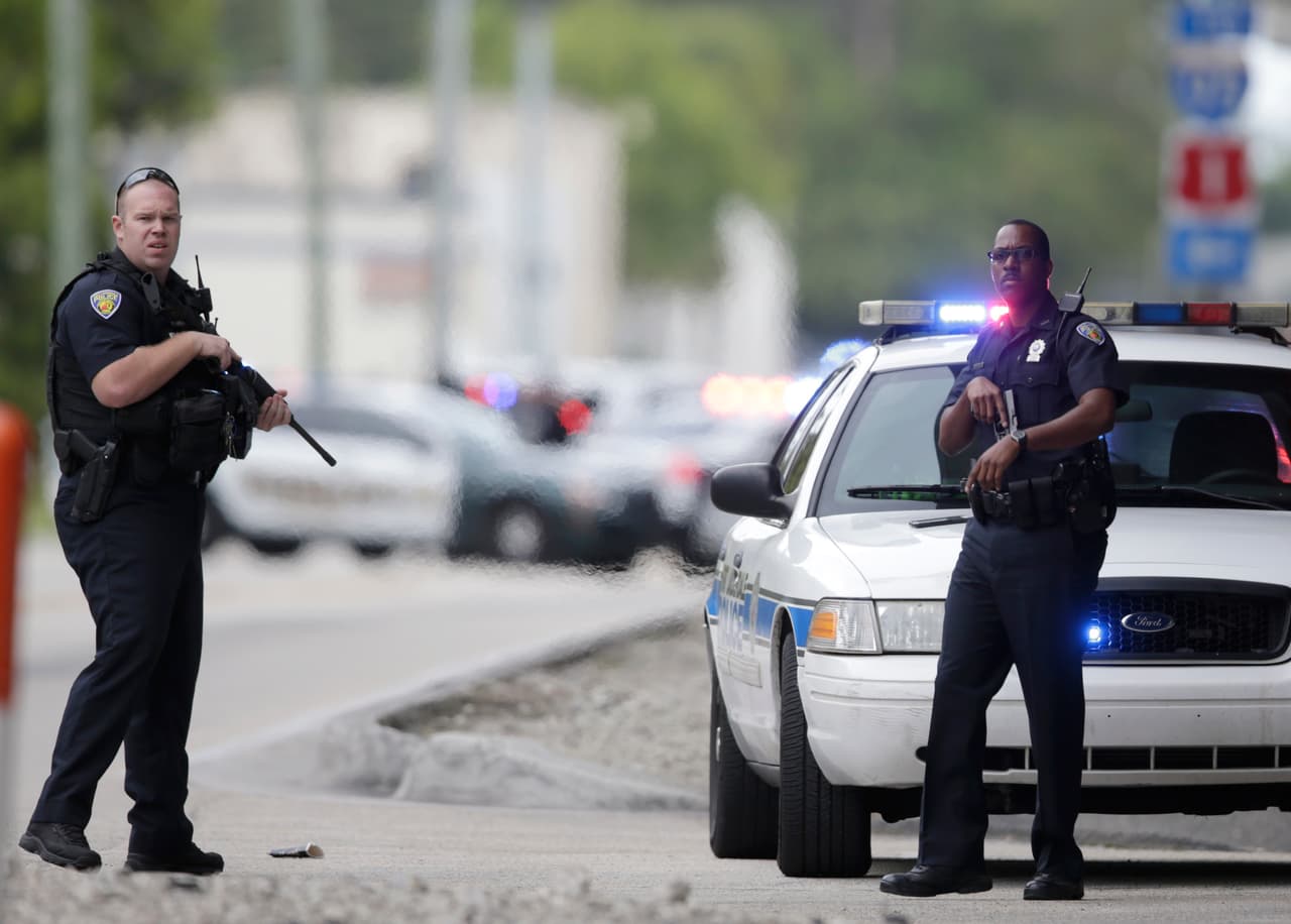Dos policías en el lugar de los hechos.