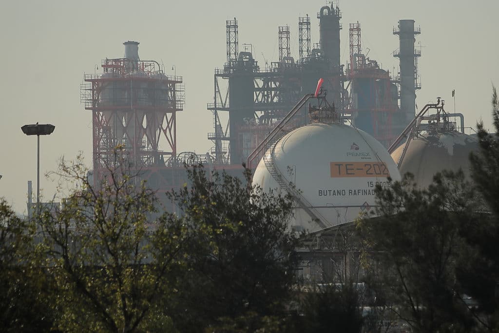 9.- Pemex (Petróleos Mexicanos) ocupa el sitio nueve en la lista de
<i><a href="http://climateaccountability.org/pdf/CAI%20PressRelease%20Top20%20Oct19.pdf">CAI</a></i> como la empresa productiva del estado mexicano que acumula 22,645 toneladas de equivalente de dióxido de carbono durante el periodo de tiempo analizado, es decir,
<b>es responsable del 1.67 por ciento de los gases contaminantes producidos durante los últimos 52 años en todo el mundo</b>. Pemex emitió más contaminantes de Petróleos de Venezuela, PetroChina o Peabody Energy de Estados Unidos y fue superada por compañías como Chevron y Exxxon Mobil de Estados Unidos o BP de Reino Unidos.
<br>