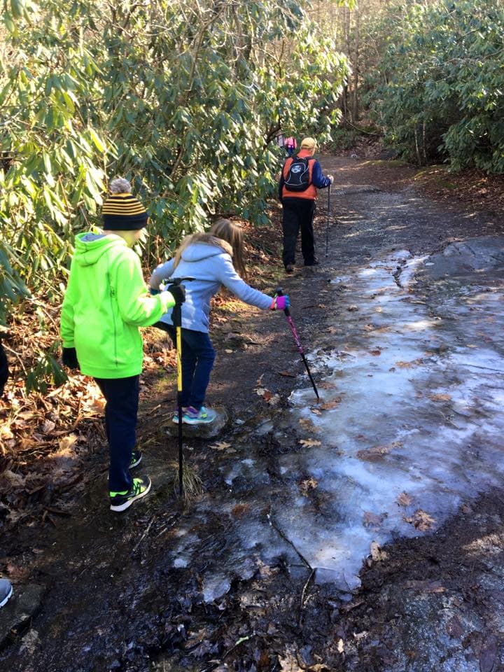 Para llegar a la cumbre deberás conquistar un sendero circular "moderado" de dos millas que eleva a unos 750 pies.