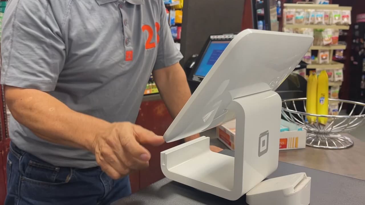 Concilio de Chicago aprueba pausar aumento salarial de trabajadores que ganan propina