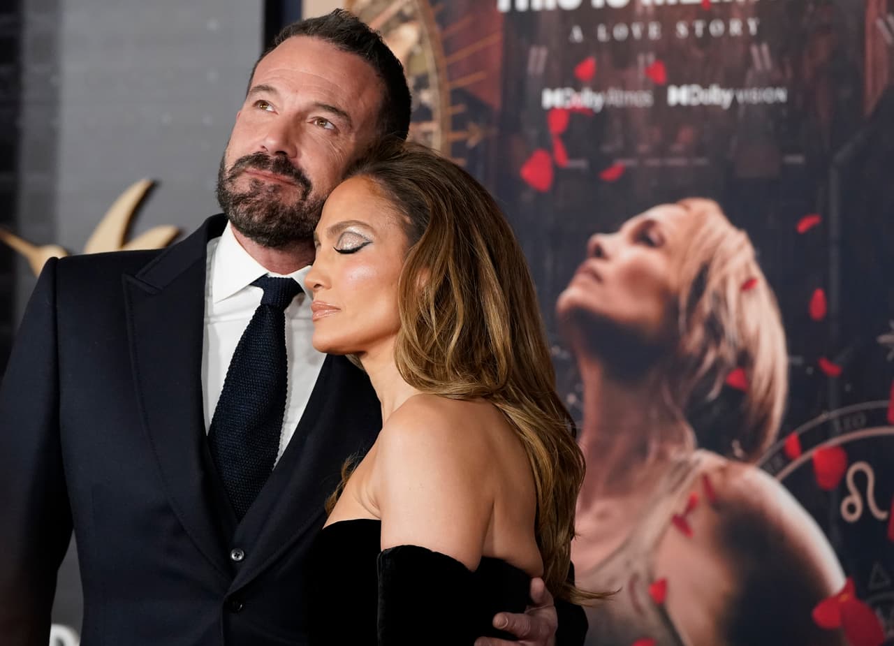 <a href="https://www.univision.com/famosos/ben-affleck-listo-comenzar-salir-separacion-jlo">Ben Affleck, izquierda, y Jennifer Lopez</a> llegan al estreno de 'This Is Me... Now: A Love Story' el martes 13 de febrero de 2024, en Los Ángeles. La historia de amor de ambos fue noticia mundial: se reencontraron 20 años después, se casaron y en este 2024 anunciaron su divorcio.