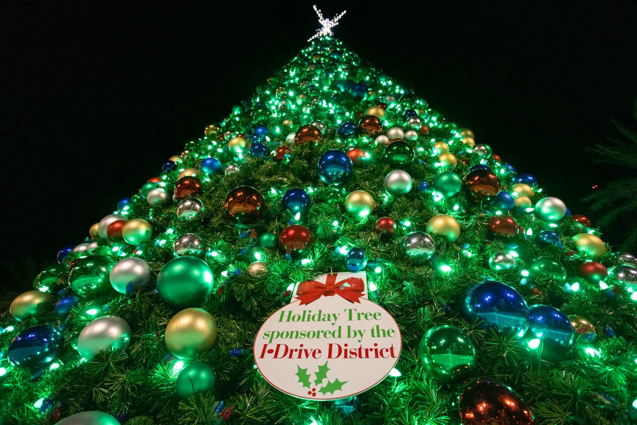 <b>Santa en el Sky Lounge del Orlando Eye. </b>El taller de Santa vuelve a ICON Park con una ambientación clásica y cálida. Las familias pueden tomarse fotos en un espacio temático y disfrutar beneficios especiales, como un paseo gratis en el carrusel del complejo.