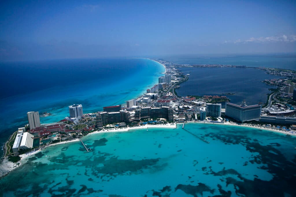 <h2 class="cms-H2-H2">6.- Cancún</h2>
<br>
<br>Ubicada en la península de Yucatán, en México, limita con el mar Caribe y es conocida por sus playas, los numerosos centros turísticos y la vida nocturna.