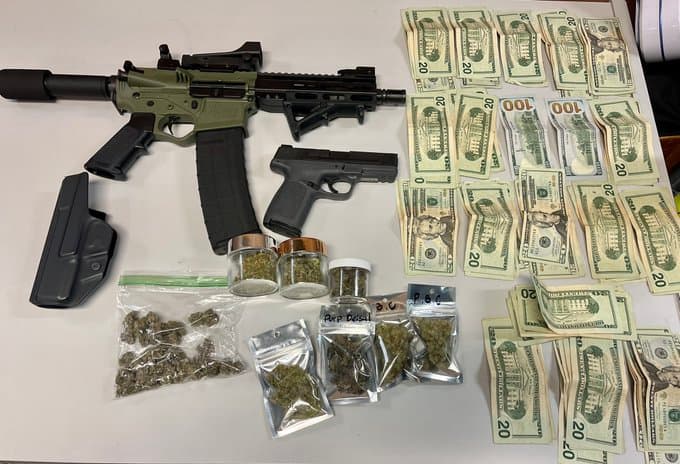 En medio del plan de seguridad que llevan a cabo las autoridades de Miami Beach para evitar que se sigan presentando acciones violentas y episodios de inseguridad en la zona, la policía ha divulgado fotos de los decomisos de armas, drogas y dinero que han hecho durante los operativos.
<br>