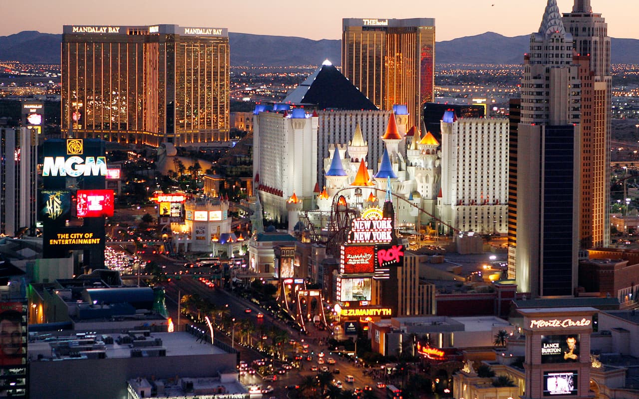 <b>#10.Las Vegas</b>
<br>La ciudad de los juegos y los secretos se caracteriza por la popularidad de sus magistrales casinos con fama internacional. Con una población estimada de 648,224 habitantes, y 1,700/km2 de superficie. En cuanto a las autopistas, cuenta con dos autopistas nacionales, tres estatales, cuatro interestatales.
<br>