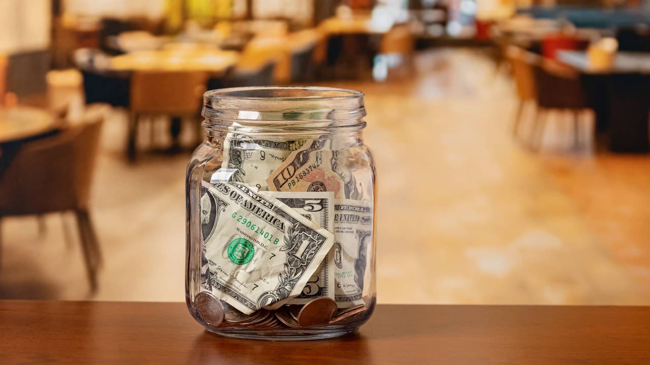 ¿Qué salario merecen los trabajadores que reciben propinas? Lo que debes saber sobre la Propuesta 138 antes de emitir tu voto