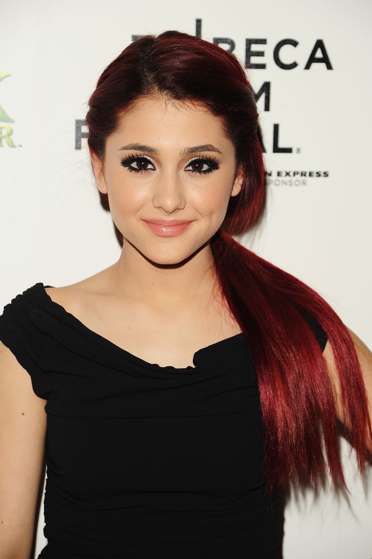 Desde sus primeras apariciones sobre la red carpet, su cabello fue noticia. En
<a href="https://www.youtube.com/watch?v=cInNbubE4ts">2010</a>, mientras formaba parte de las filas de Nickelodeon, llevaba la melena roja y comenzaba a refinar su estilo. Ojos un poco cargados, cejas arregladas y peinados alisados sencillos, eran su sello a los 16.
<br>