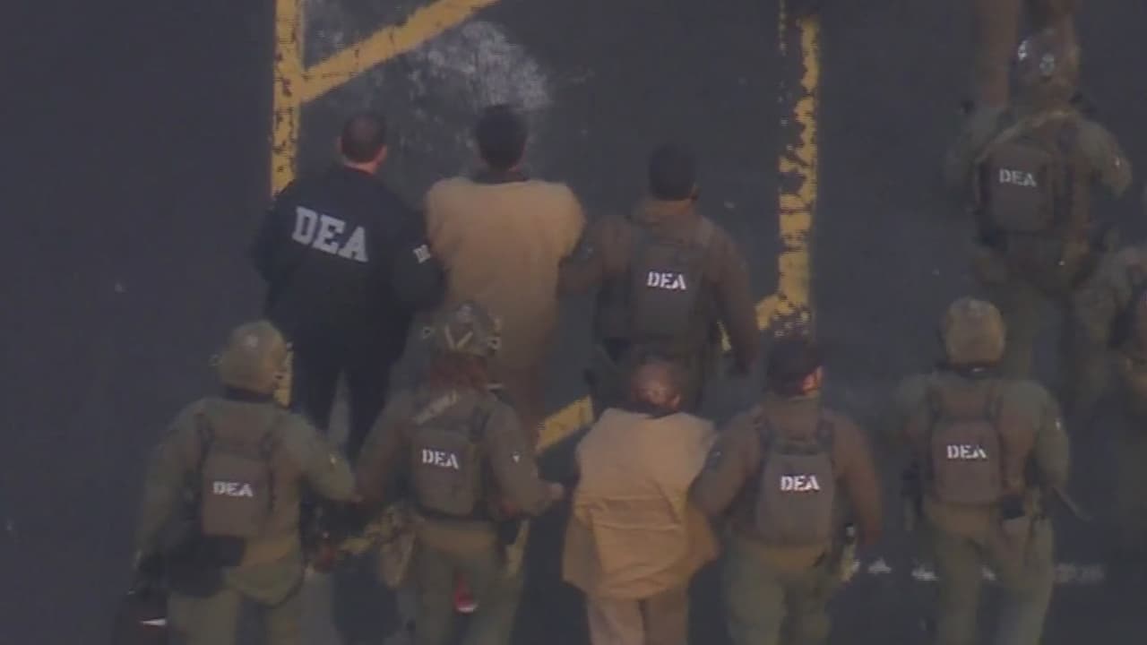 Las autoridades estadounidenses sostienen que
<b>las actividades criminales atribuidas a Maduro se habrían extendido por más de 25 años</b>, utilizando estructuras del Estado venezolano, lo que motivó incluso una recompensa de 50 millones de dólares por su captura.