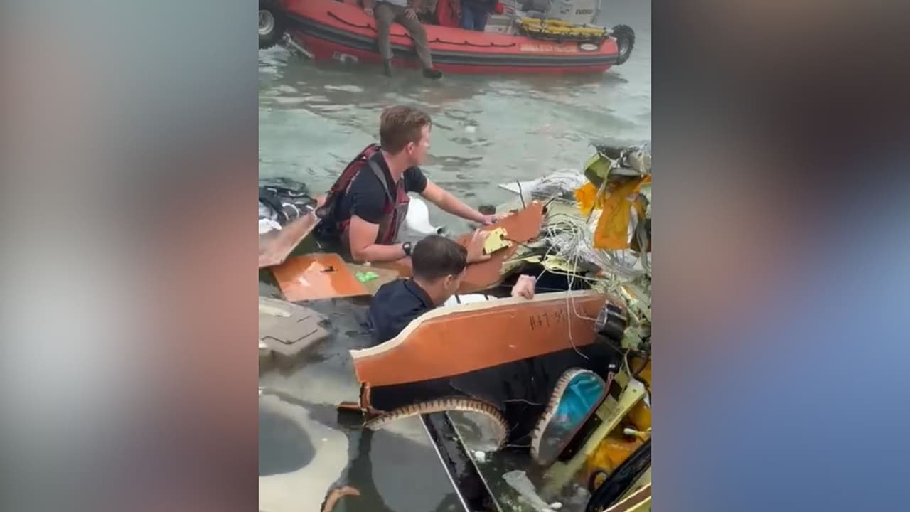 El accidente fue reportado alrededor de las
<b>3:17 p.m.</b>, lo que activó la movilización de la Guardia Costera de Estados Unidos, unidades del Departamento de Seguridad Pública de Texas (DPS), el Sheriff del Condado de Galveston y personal de emergencia local.
<br>