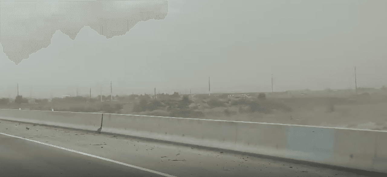 <b>Lluvias y fuertes vientos siguen en nuestra región</b>, lo que provocó este día festivo que
<b>miles de clientes de SRP y APS se quedaran sin energía eléctrica</b>.