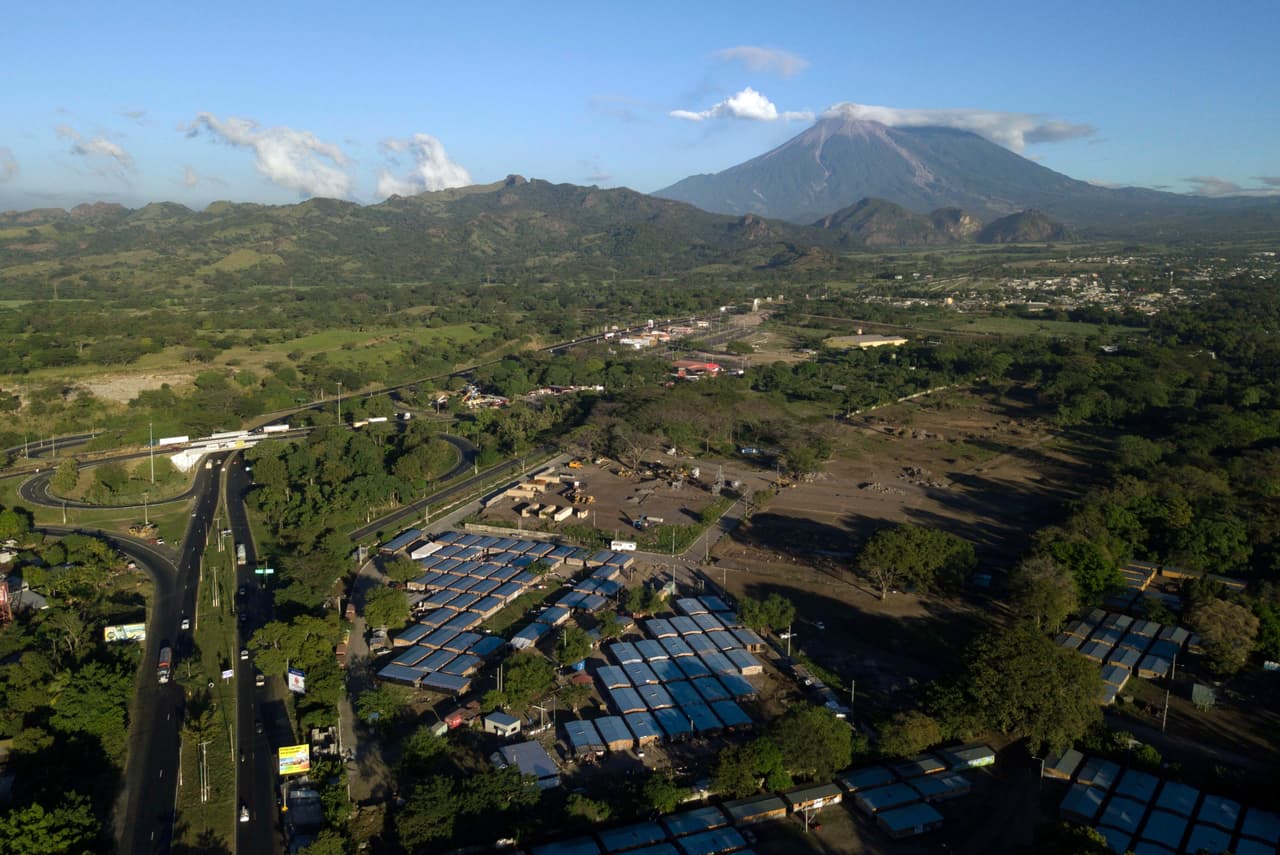 <b>“La convergencia oceánico-continental también sostiene muchos de los volcanes activos de la Tierra, como los de los Andes y la Cordillera de las Cascadas en el noroeste del Pacífico.</b> La actividad eruptiva está claramente asociada con la subducción”, explica el USGS. (Imagen de la erupción de un Volcán de Fuego en Guatemala en el 2018).