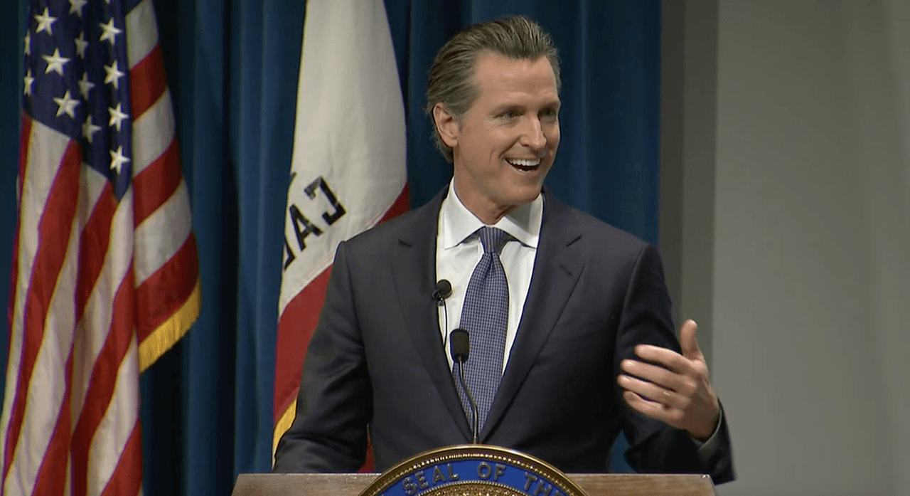 Gobernador de California da un alivio a tres inmigrantes camino a la deportación de Los Ángeles