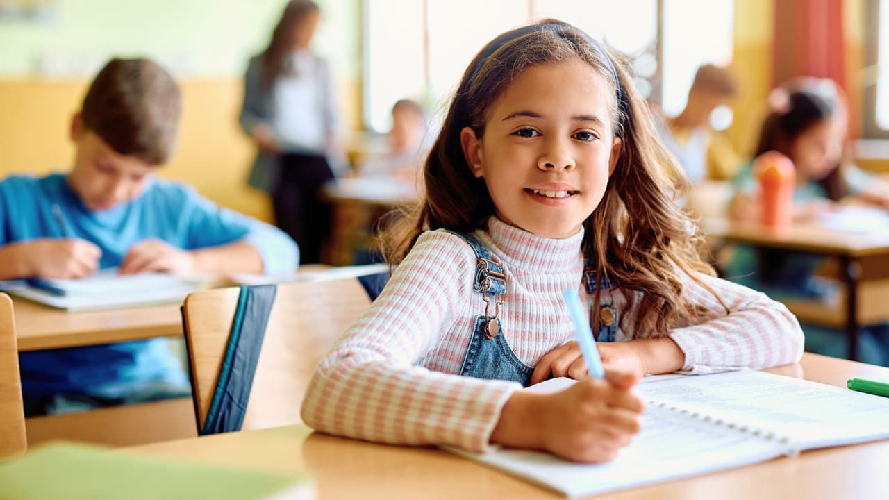 <h3 class="cms-H3-H3">🎓 Educación, empleo y salud: avances y retos </h3>
<br>
<b>Educación: </b>
<br>Más del 52% de los alumnos en escuelas públicas de Texas son hispanos.
<br>Pero las tasas de graduación universitaria siguen por debajo del promedio estatal.
<br>Aumenta el número de hispanos en carreras STEM, enfermería y oficios técnicos.
<br>
<b>Empleo: </b>
<br>Representamos más del 40% de la fuerza laboral en Texas.
<br>Somos esenciales en construcción, servicios, transporte, salud y educación.
<br>Aún persisten brechas salariales: ganamos un 30% menos que otros grupos, en promedio.
<br>
<b>Salud: </b>
<br>Más del 25% de los hispanos no tiene seguro médico.
<br>Problemas de acceso, idioma y estatus migratorio limitan la atención.
<br>Sin embargo, nuevas clínicas comunitarias y servicios bilingües están creciendo en ciudades como Dallas, Houston y Austin.