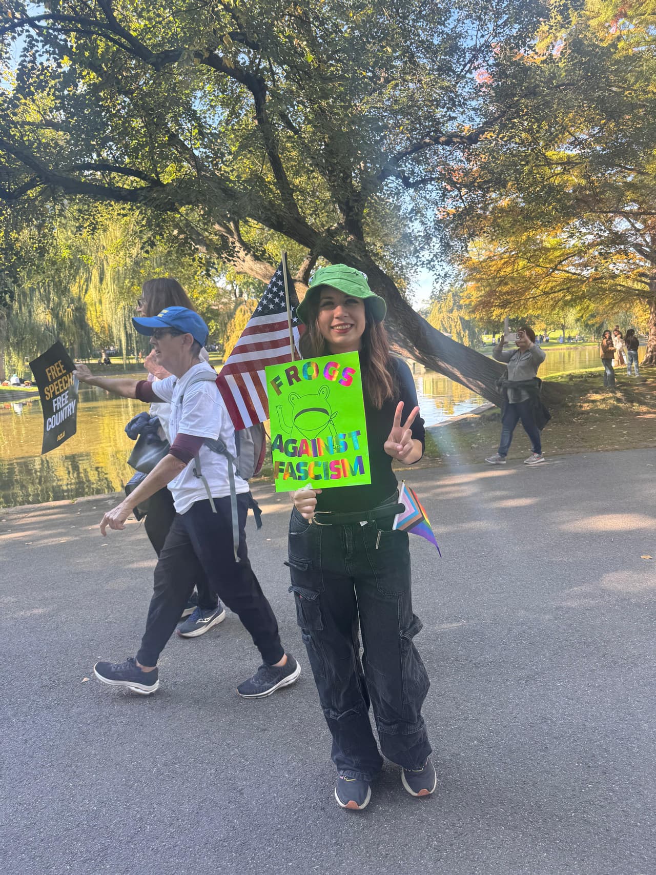 <b>'Ranas contra el fascismo' </b>fue uno de los mensajes que hace alusión a las
<a href="https://www.univision.com/local/los-angeles-kmex/disfraz-de-rana-inflable-mexicano-transforma-protestas-contra-ice-en-portland-oregon-fotos" target="_blank">ranas inflables </a>q ue han protestado en Portland contra la intervención de la Guardia Nacional.