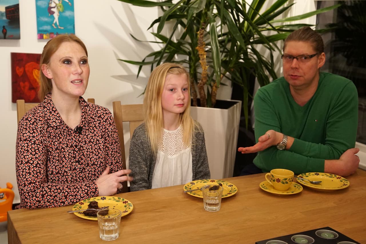 No se sabe por qué algunos niños se identifican con otro género. Los padres suelen sentirse abrumados o culpables, sin embargo, no hay evidencia de que la crianza sea la causa. Existen programas de apoyo para ayudarlos. El
<a href="http://familyproject.sfsu.edu/">Family Acceptance Project </a>es uno de ellos.