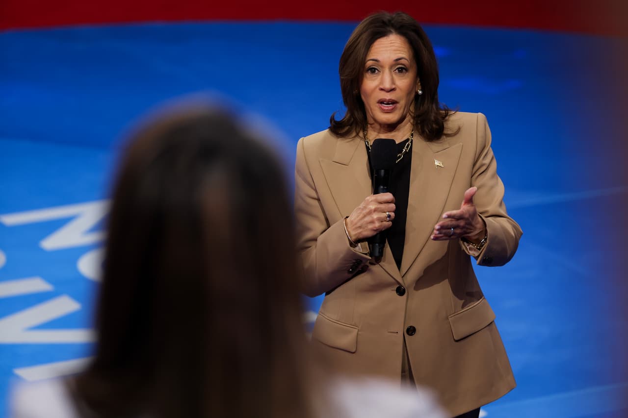 La semana en video: Harris habla sobre 'una virtud' de Trump y un despido en vivo en TV se hace viral