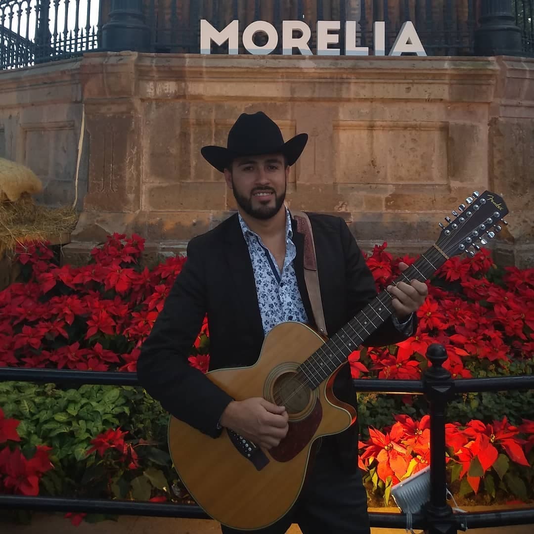 En Tijuana, capital de Baja California,
<b>el intérprete de narcocorridos Samuel Barraza Rivas fue asesinado el 16 de julio de 2019</b>, en el estacionamiento de una plaza comercial junto a otro hombre, identificado como Luis Edel Hernández Farías.