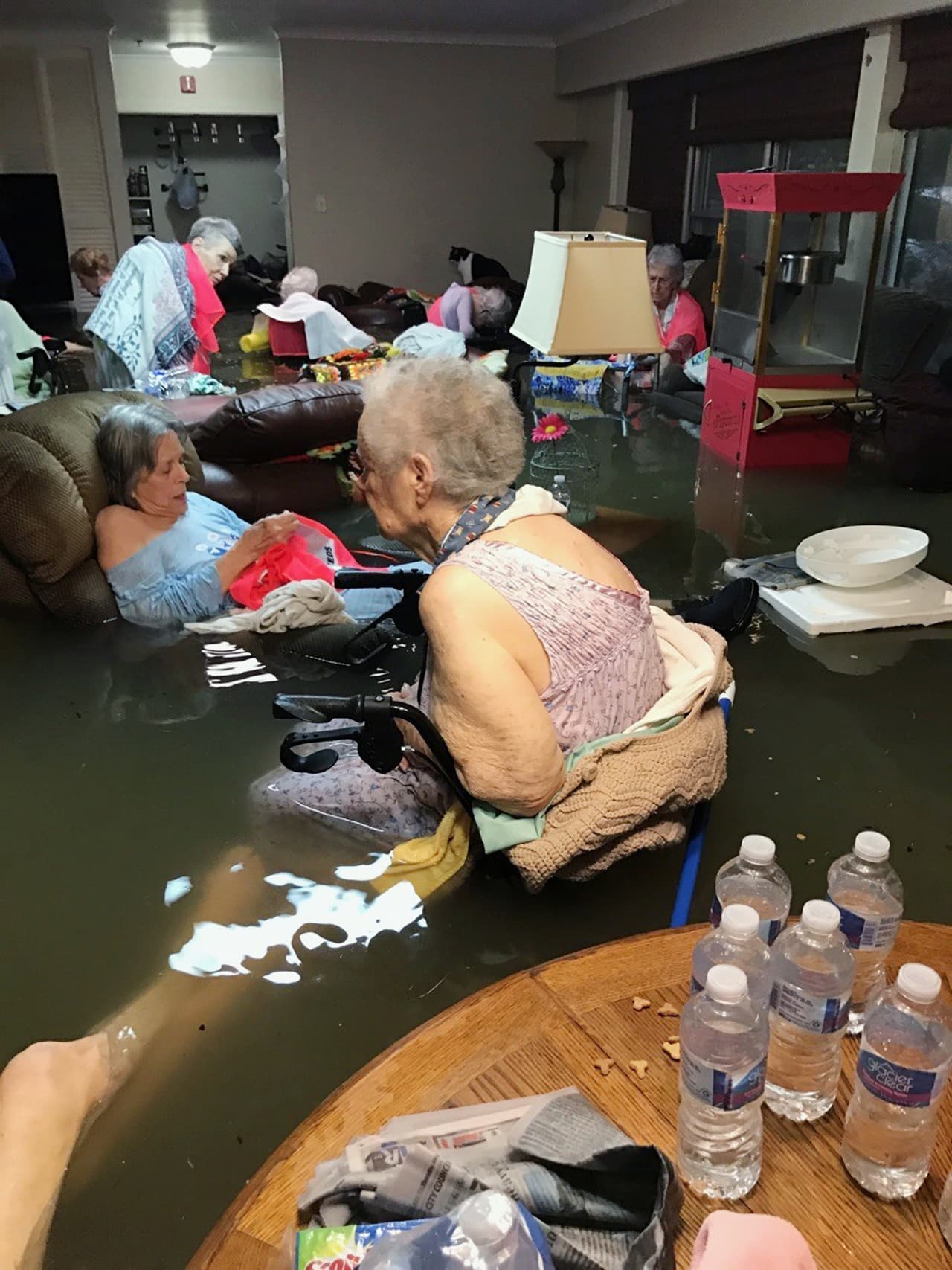 Los residentes del hogar de ancianos La Vita Bella en Dickinson, Texas, con las aguas de la inundación de la cintura, antes de ser rescatados.