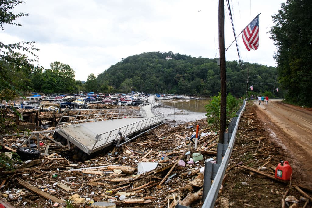 El río Rocky Broad desemboca en el lago Lure y desborda con escombros la ciudad de Chimney Rock, Carolina del Norte, después del paso del huracán Helene, el 28 de septiembre de 2024. Con al menos
<a href="https://www.univision.com/temas/huracan-helene">230 muertos confirmados, Helene fue el segundo huracán más mortal en golpear a Estados Unidos continental,</a> después de Katrina en 2005.