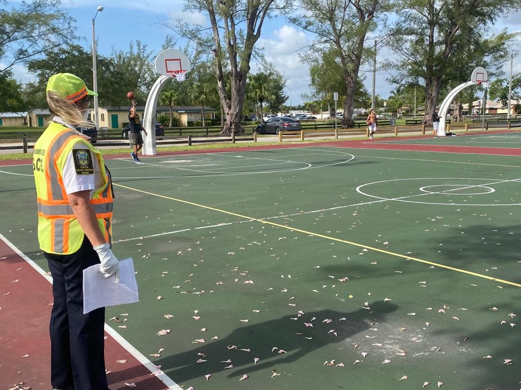 Las personas de seguridad deben estar pendientes que no haya contacto entre las personas.
<br>