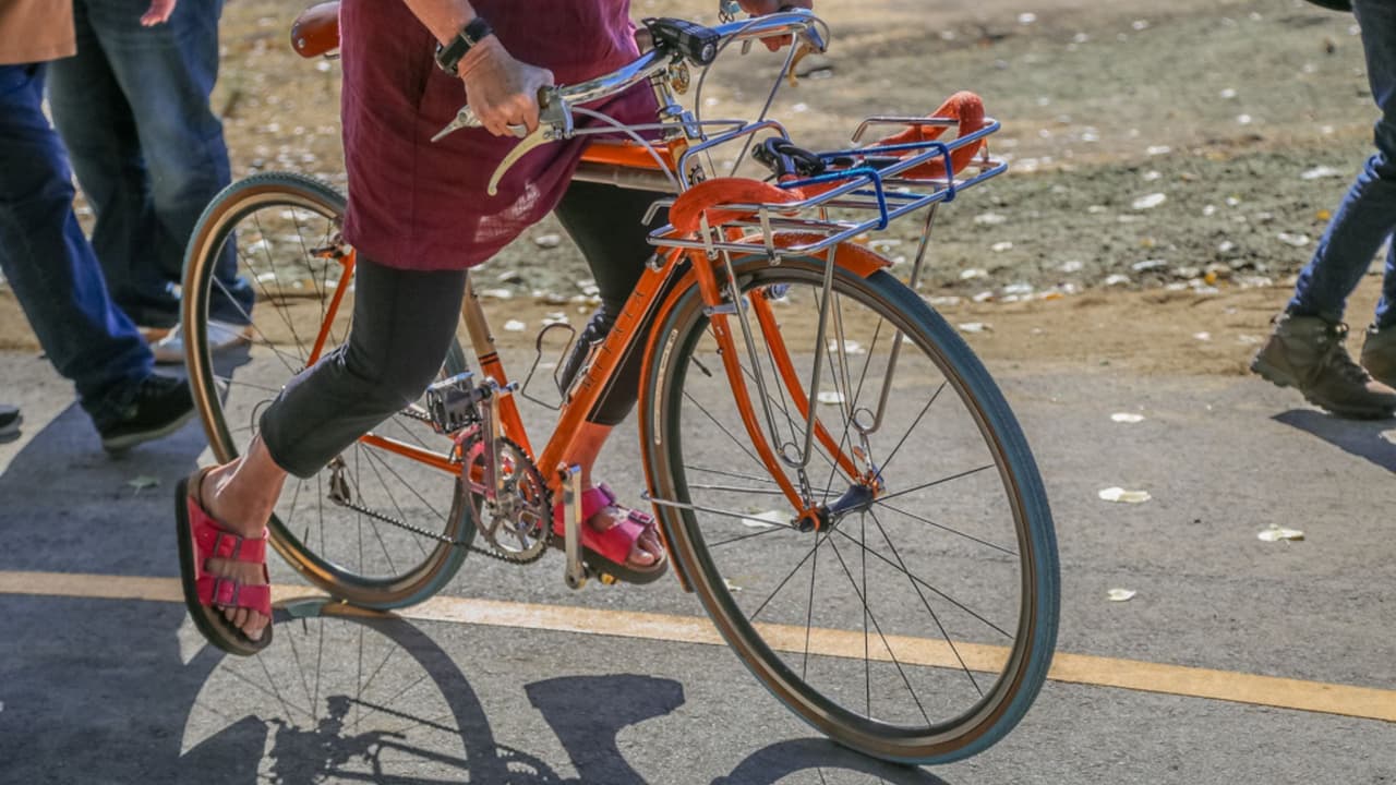 <h2 class="cms-H2-H2">2.- Cuidado si invades el carril de bicicletas</h2>
<br>
<br>La ley AB 361 facilitará a las autoridades las sanciones contra los
<b>conductores que se estacionen sobre los carriles exclusivos para el uso de bicicletas</b> o ciclovías.
<br>
<br>A través de cámaras, las ciudades
<b>podrán citar a los conductores</b> que se estacionen sobre los carriles de uso para bicicletas de forma ilegal.