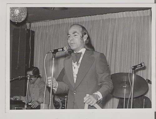 Intentó cantar en varias ocasiones, pero nunca recibió una oportunidad formal.
<br>