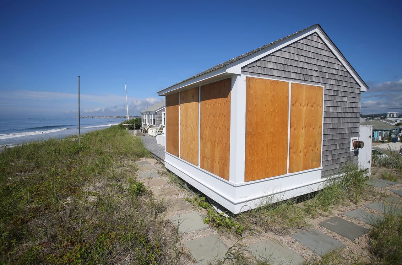 Cubierta de madera, así luce una casa en la playa East Matunuck en South Kingstown, Rhode Island ante el golpe de la tormenta tropical Henri.