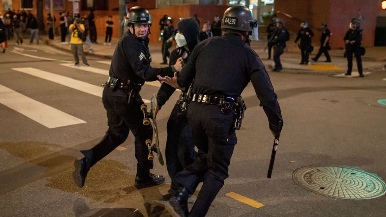 Ciudadano demanda al LAPD por presunta agresión durante protesta en 2025