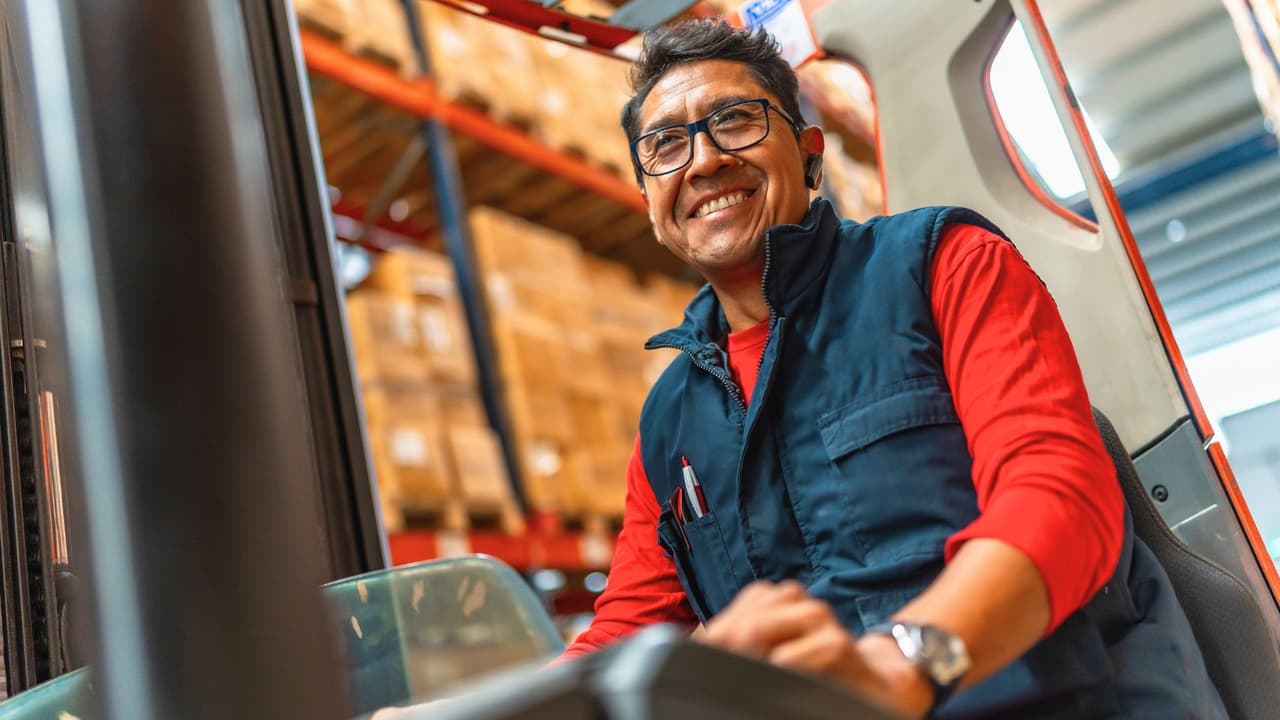 <h3 class="cms-H3-H3">📈 ¿Cómo hemos crecido?</h3>
<br>El crecimiento de la población hispana en Texas
<b>ha sido constante por más de 30 años.</b>
<br>Entre 2020 y 2024,
<b>los hispanos fueron responsables de casi el 60% del crecimiento total del estado.</b>
<br>En solo un año (2022–2023),
<b>más de 240,000 hispanos se sumaron a la población de Texas.</b>
<br>Este crecimiento se debe tanto a
<b>los nacimientos como a nuevas llegadas, especialmente de jóvenes y familias trabajadoras.</b>