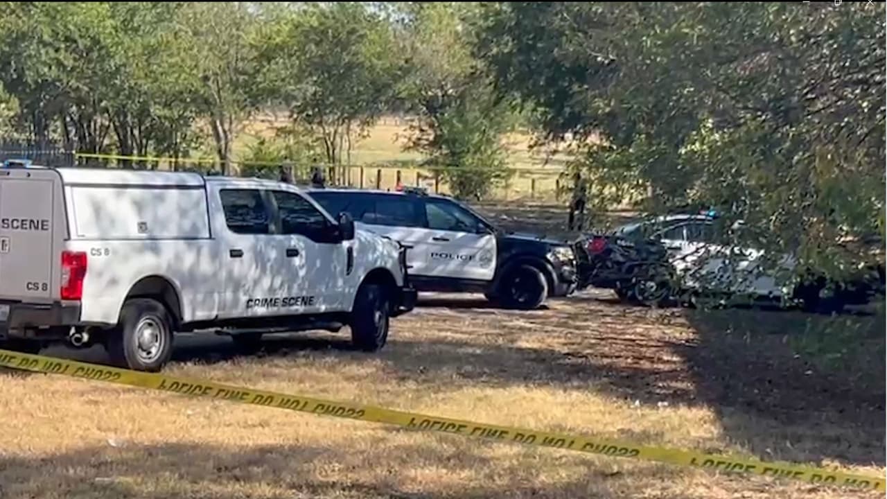 El cuerpo de la mujer fue hallado la mañana del lunes detrás del German Auto Center, en el norte de Austin, mientras autoridades investigan los hechos.