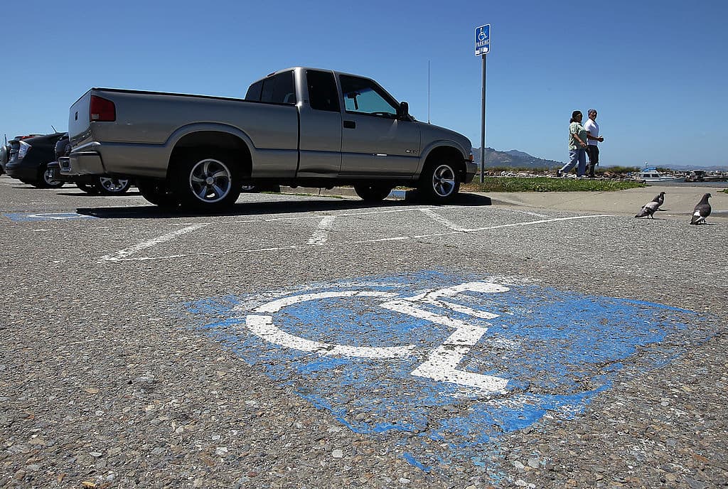 Demandan a Florida por permitir a embarazadas usar estacionamiento para personas con discapacidad