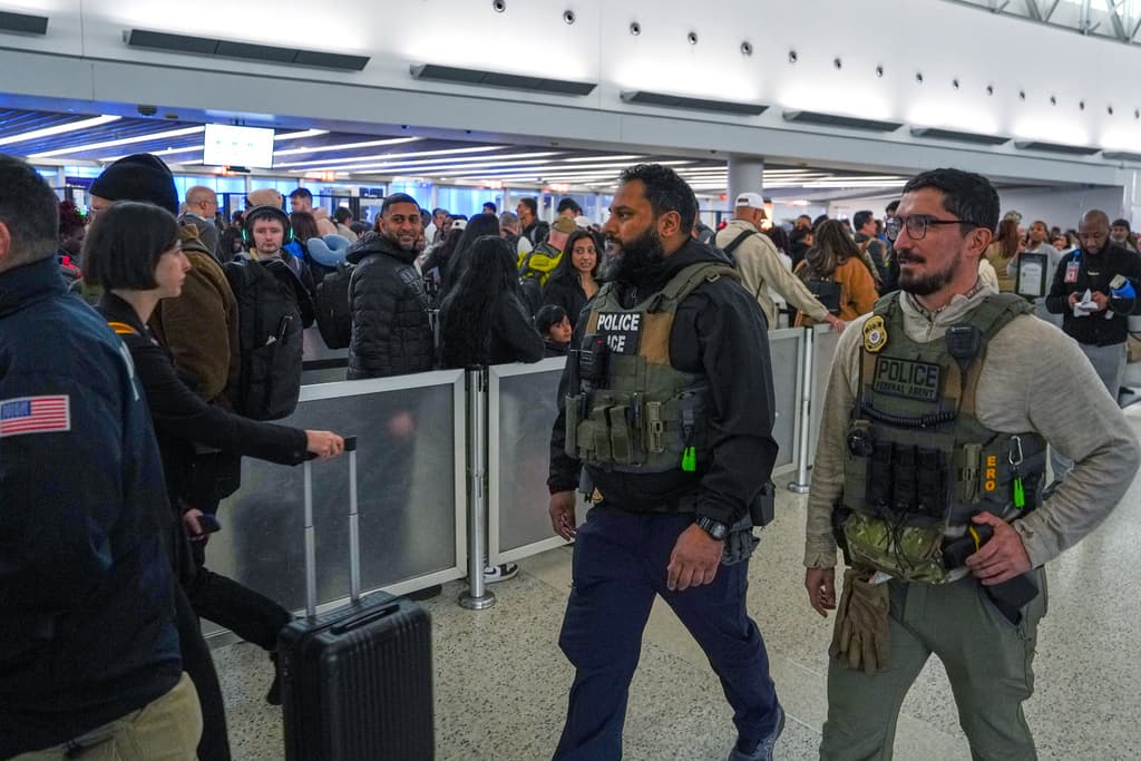 ¿Agentes de ICE y CBP se cubrirán el rostro en los aeropuertos? El presidente Trump les hace esta petición