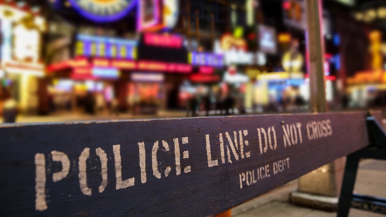 Hombre de 27 años resulta herido de bala en Midtown Manhattan.