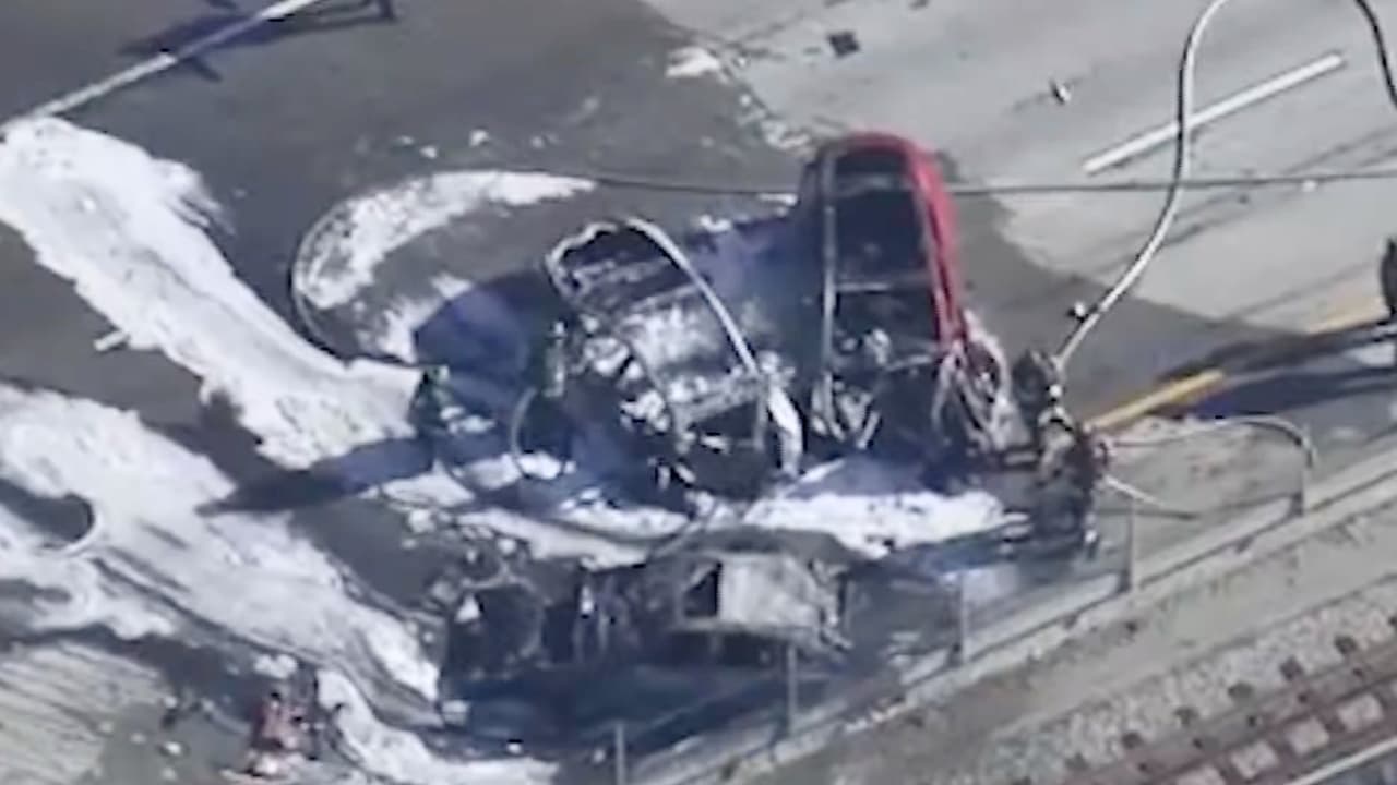 Un niño y una persona muerta tras un choque que terminó en llamas entre cuatro vehículos en San José