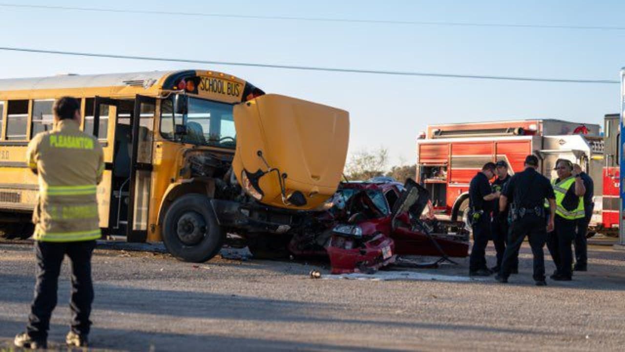 Dos personas resultaron gravemente heridas y tuvieron que ser trasladadas en un helicóptero para recibir atención médica tras chocar su vehículo contra un autobús escolar que transportaba a unos 40 estudiantes, al sur de San Antonio.