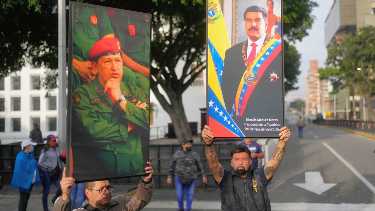 Partidarios del régimen muestran carteles de Nicolás Maduro y Hugo Chávez en Caracas, el 3 de enero de 2026, tras el anuncio del presidente de Estados Unidos sobre la supuesta captura y traslado de Maduro fuera del país.