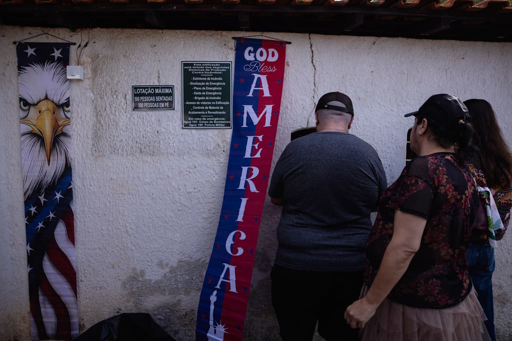 ¿Cómo el gobierno de Trump está ampliando su ofensiva migratoria hacia quienes ingresan legalmente?