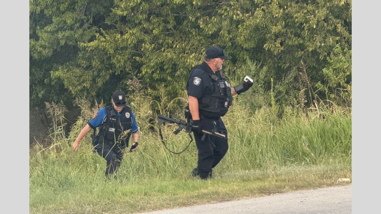 Metros más adelante, el conductor cae en una zanja y se estrella en área arbolada, a unas 60 yardas fuera del camino.