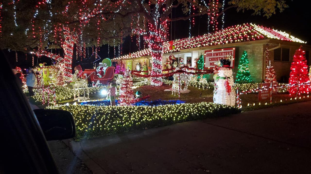 La comunidad de Windcrest, Texas, a las afueras de San Antonio, inició su competencia anual de luces navideñas este fin de semana.
<br>