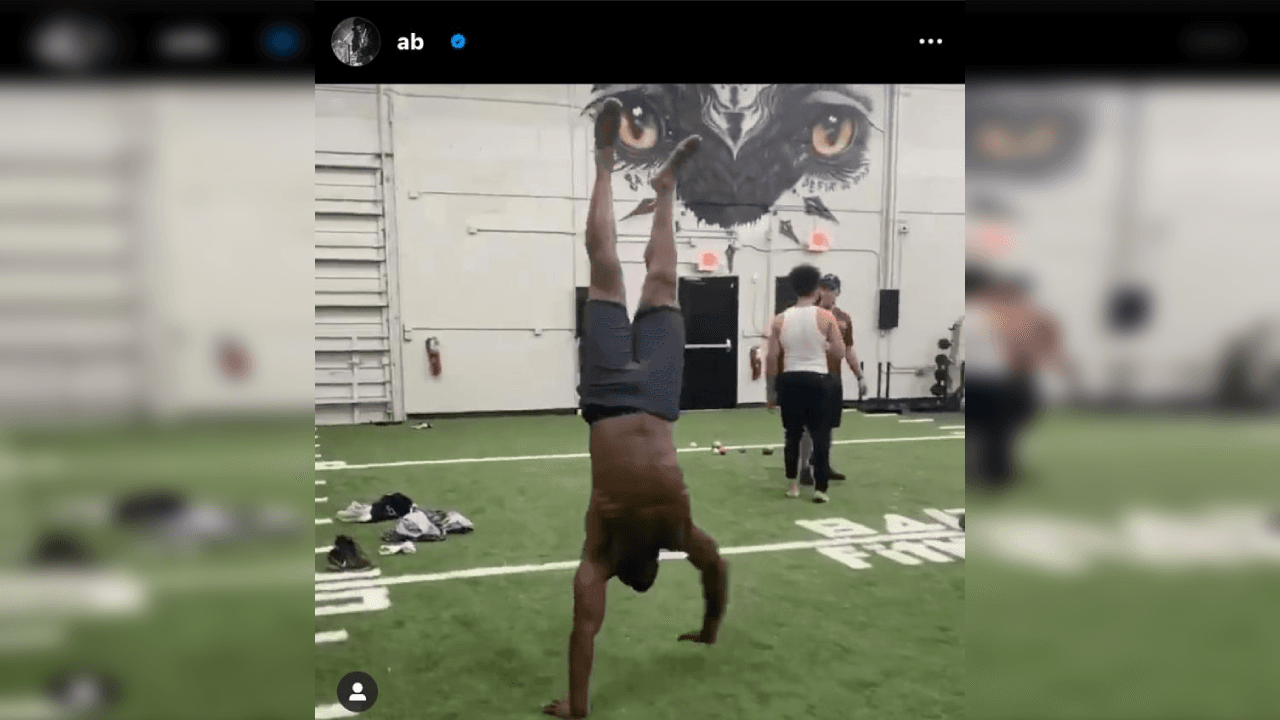 <b>El acróbata</b>
<br>El exreceptor aún muestra sus habilidades para desplazarse con las manos sobre una alfombra con césped artificial pintado como si fuera una cancha de futbol americano.