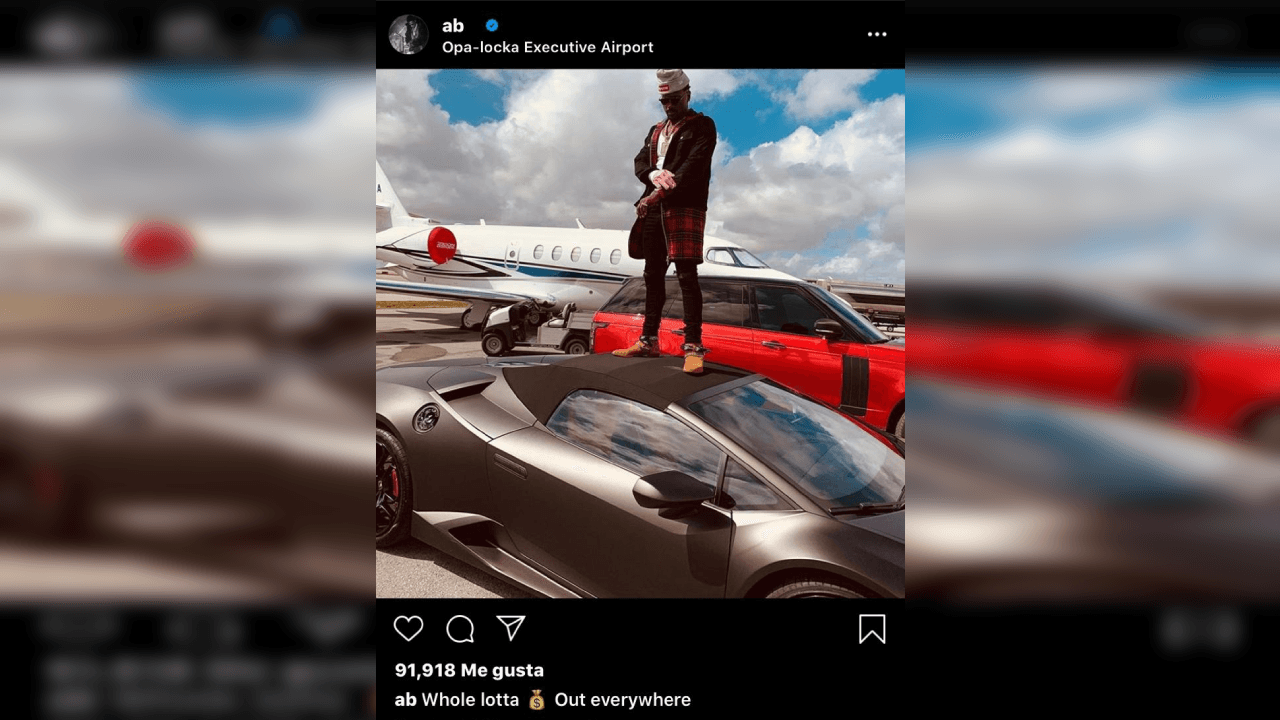 <b>Presume sus automóviles</b>
<br>Este carro negro es de él y en diversas fotografías dentro de su perfil muestra el cariño por su vehículo de un alto costo.