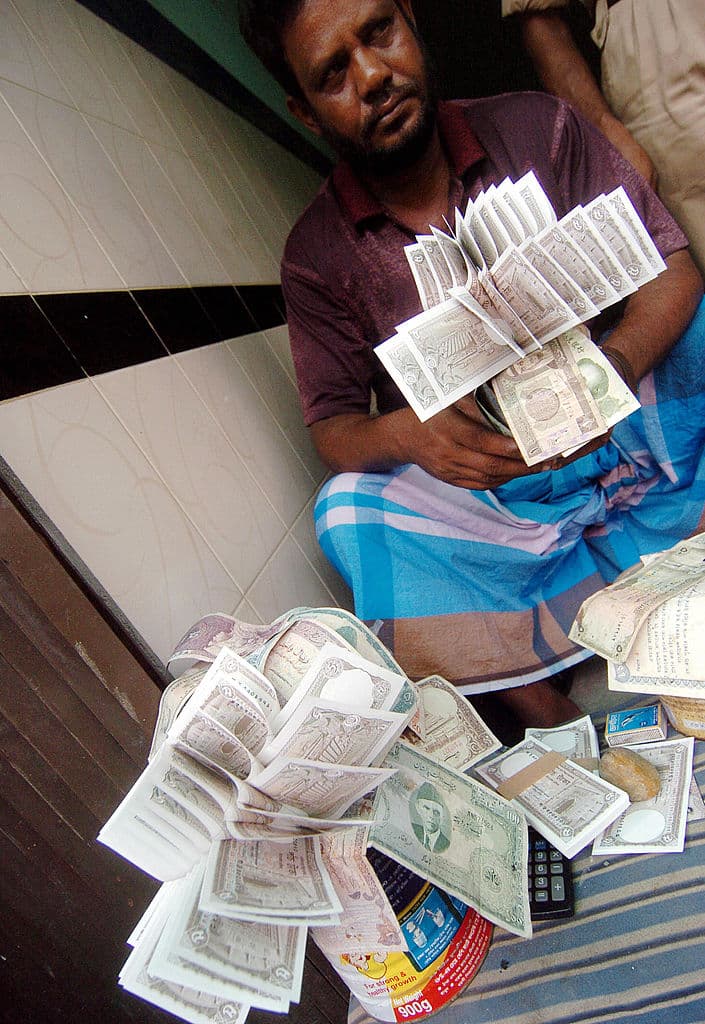 <b>Posición 7: Bangladesh</b>. De acuerdo con el reporte del Banco Mundial, el país del sureste de Asia recibió
<b>$22,000 millones en remesas en 2020</b>. Otro de los factores que incrementaron el flujo de dinero fue la
<b>transición del dinero en efectivo al dinero digital</b> y de los canales informales a los formales