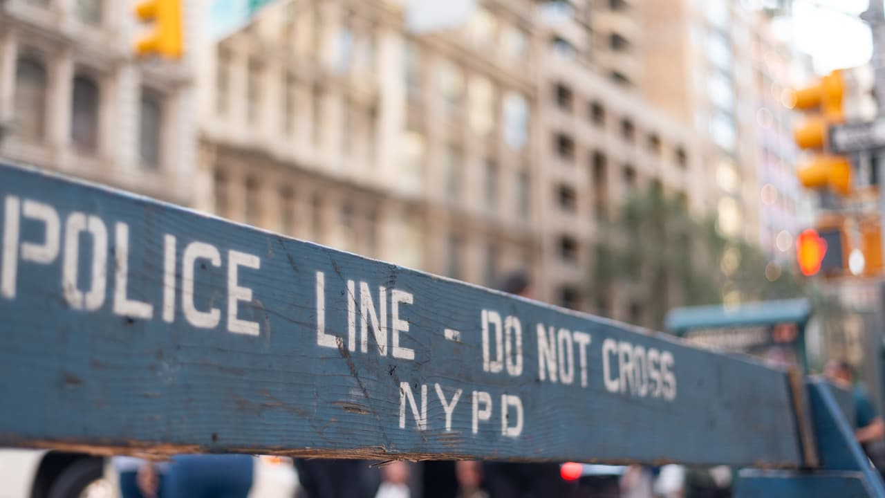 Tres personas apuñaladas en complejo NYCHA de Brooklyn; sospechoso está prófugo