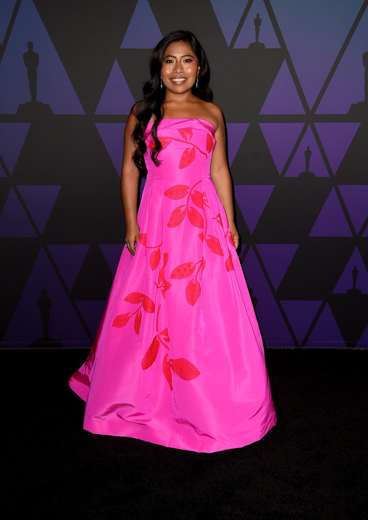 <b>#2 </b>
<br>Otro look digno de una princesa fue el vestido rosa mexicano Sachin & Babi que lució en la décima edición de los Governors Awards.