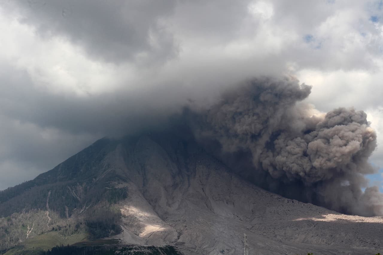 Esta imagen tomada el 10 de enero de 2016 muestra el Monte Sinabung arrojando cenizas volcánicas en Karo. Sinabung es uno de los 129 volcanes activos en Indonesia, que se encuentra en el Anillo de Fuego del Pacífico.